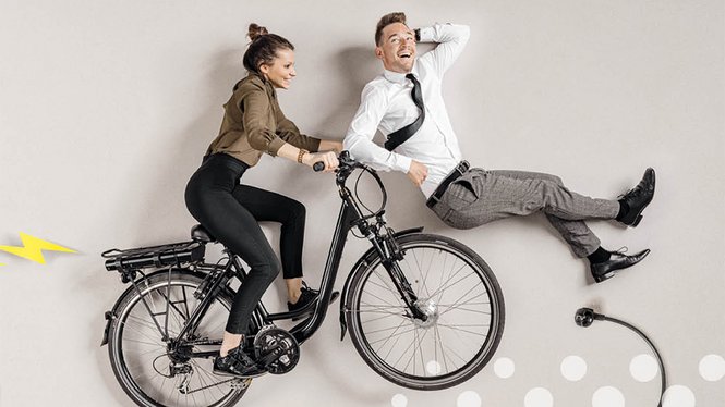 Home Frau fährt elektrisch unterstütztes Fahrrad mit lachendem Mann daneben