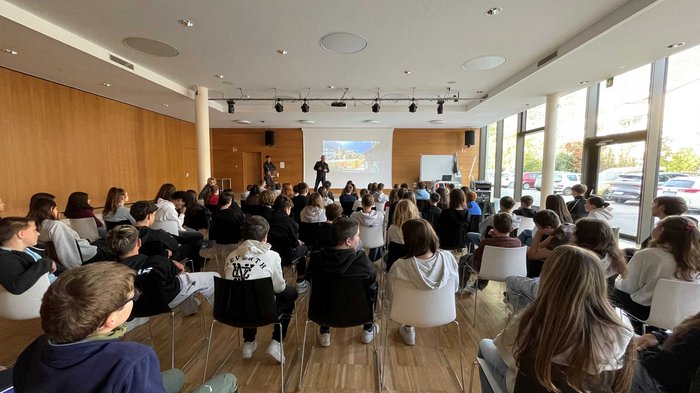 Mittelschule Lana: Berufe praxisnah erleben Schüler in einem Klassenraum sehen einer Präsentation auf einer Leinwand zu