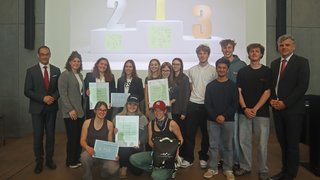 News Foto di gruppo di vincitori con premi davanti a un podio con posizioni 1, 2, 3