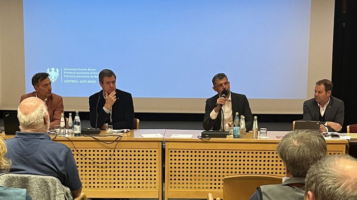 Mittelschule Mals: Jugendliche entdecken Berufe im Handwerk und Gastgewerbe Podiumsdiskussion mit Daniel Alfreider beim Landesratstreffen in Südtirol