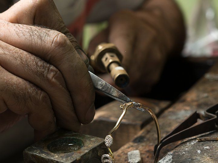 Percorso formativo Artigiano ripara un paio di occhiali dorati con strumenti manuali