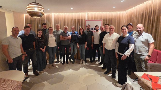 Home Gruppe von Menschen in einem Raum mit Vorhängen und moderner Beleuchtung