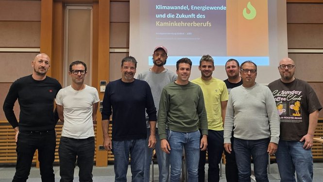 Home Gruppe von Männern vor einer Präsentation über Klimawandel und Energiewende im Kaminhandwerk
