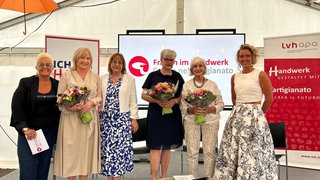News Sechs Frauen auf einer Bühne bei einer Veranstaltung für Frauen im Handwerk