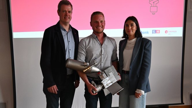 Home Drei Personen vor Bildschirm mit innovativem Gerät und Slogan Zukunft