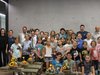 Home Gruppenfoto von Kindern mit ihren Blumenarrangements und Betreuern an der Wand