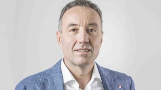 News Ritratto di uomo con giacca blu e camicia bianca su sfondo bianco